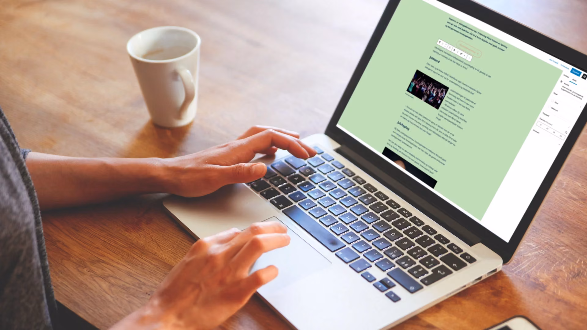 Kvinne bruker Gutenberg, WordPress